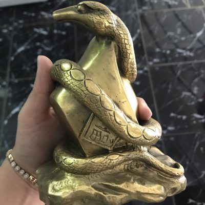Tượng rắn ôm vàng bằng đồng