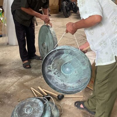 Bộ cồng chiêng trinh cho đồng bào các dân tộc